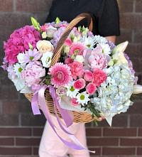 Композиция солнечный день в Высоком Краснодарский край Цветочная композиция из Розы, Хризантемы, Пионы и Лизиантусы в корзине в Высоком Краснодарский край