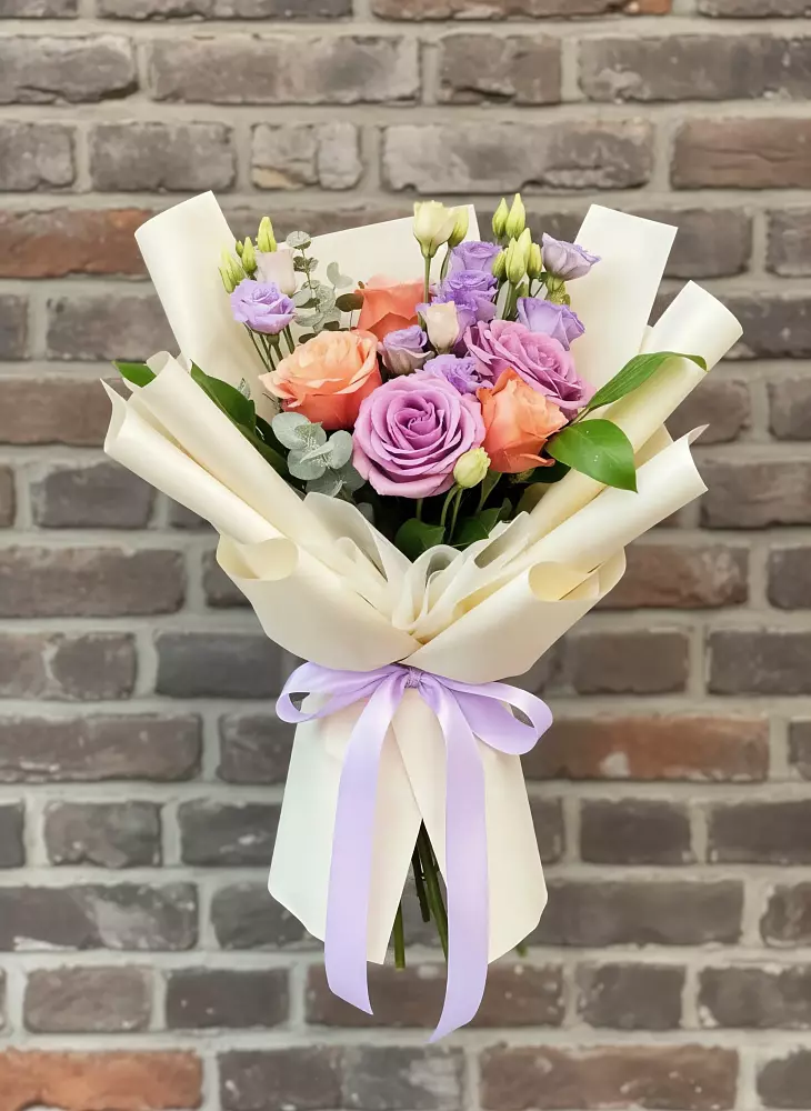 Букет цветов из: Лизиантусы и Розы в Высоком Краснодарский край