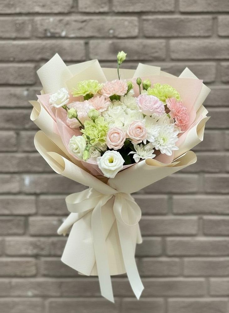 Букет цветов из: Гвоздики, Розы, Лизиантусы и Хризантемы в Высоком Краснодарский край