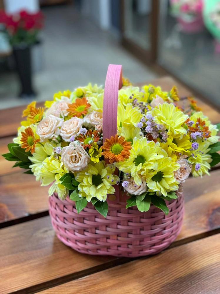 Цветочная композиция из Хризантемы и Розы в корзине в Высоком Краснодарский край