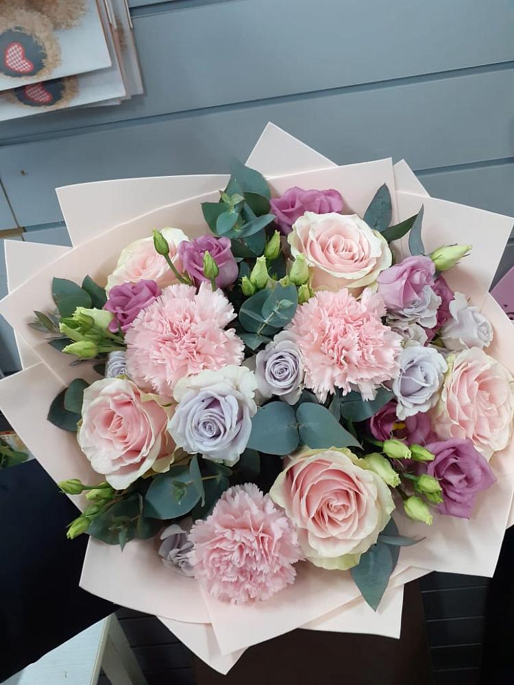 Букет цветов из: Розы, Гвоздики и Лизиантусы в Высоком Краснодарский край