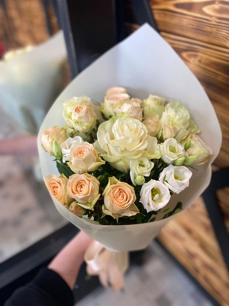 Букет цветов из: Розы и Лизиантусы в Высоком Краснодарский край